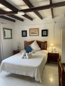 una camera da letto con un letto bianco con due asciugamani sopra di Cortijo Torreblanca Casa Rural Parque Natural Cabo de Gata a El Pozo de los Frailes Altre 180 foto