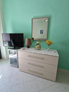 Corte San Giovanni - Alloggio per vacanza perfetta في فيتري: خزانة مع مرآة فوقها