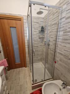 Corte San Giovanni - Alloggio per vacanza perfetta في فيتري: حمام مزود بدش ومغسلة +17 صورة