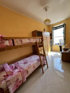 Corte San Giovanni - Alloggio per vacanza perfetta في فيتري: غرفة نوم بها سريرين بطابقين في الغرفة