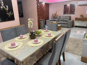 a dining room with a table and chairs at Passagem do Rosário 92,icoaraci in Belém