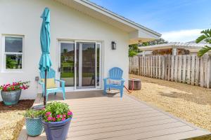 Zahrada ubytování Riverfront Apt with Boat Dock in Melbourne Beach!