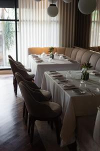 Uma área de estar em Bourbon Hotel & Suites Curitiba