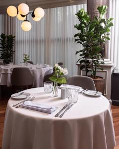 Um restaurante ou outro lugar para comer em Bourbon Hotel & Suites Curitiba
