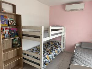 ein Etagenbett in einem kleinen Zimmer mit einem Bett und einem Etagenbett gmaxwell gmaxwell in der Unterkunft Villa avec piscine in Landorthe + 34 Fotos