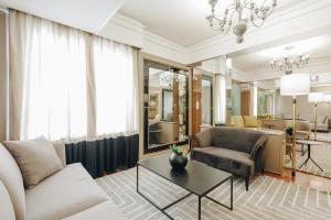 Uma área de estar em Bourbon Hotel & Suites Curitiba