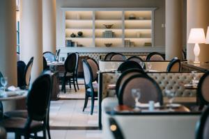 Uma área de estar em Bourbon Hotel & Suites Curitiba