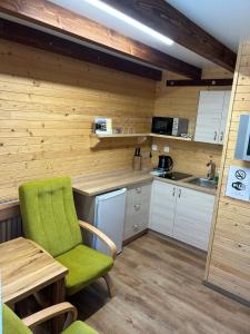 Kuchyňa alebo kuchynka v ubytovaní Apartmán Eliška Drevený raj