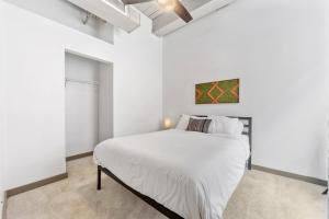 1 dormitorio blanco con 1 cama grande en una habitación en Loft on Superior l DT Cleveland l Parking l Café, en Cleveland