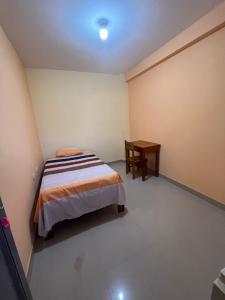 a bedroom with a bed and a wooden table at Zzi in Lamas