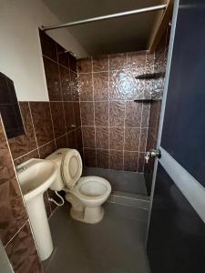 a small bathroom with a toilet and a sink at Zzi in Lamas