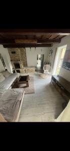 Cette grande chambre comprend un lit et une balançoire. dans l'établissement Cabana Ana, à Feleacu 7 autres photos