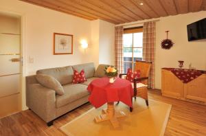 ein Wohnzimmer mit einem Sofa und einem Tisch in der Unterkunft Gästehaus Klara in Reit im Winkl