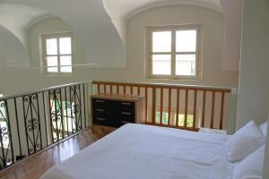 Postel nebo postele na pokoji v ubytování Castello di Rinco I Slow Heritage Retreat