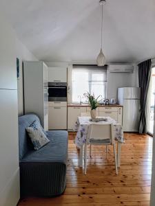 Una sala de estar con una mesa y una cocina. en Bungalow 3743-4 Pers in Razanj, en Ražanj