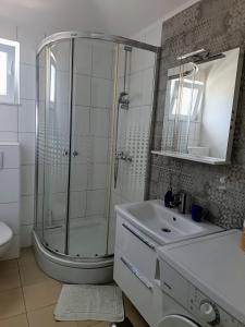un baño con ducha y lavabo en Bungalow 3743-4 Pers in Razanj, en Ražanj