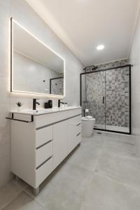 ペニシェにあるCasa de S Pedroの洗面台とトイレを備えた白いバスルーム +9枚の写真