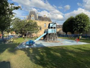 エルマンヴィル・シュル・メールにあるMaison de charme sur la côteの家庭遊び場