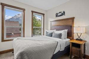 Ένα ή περισσότερα κρεβάτια σε δωμάτιο στο Peaks and Patio 3 Bedroom managed by Little Sister Getaways