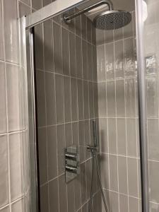 a shower with a mirror in a bathroom at Cosy Cottage Kendal in Kendal +14 photos