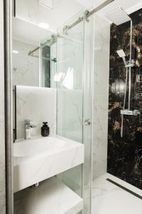 Ένα μπάνιο στο Cozy Stay in the Heart of City 1BR and Living Extendable sofa