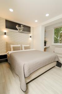 Ένα ή περισσότερα κρεβάτια σε δωμάτιο στο Cozy Stay in the Heart of City 1BR and Living Extendable sofa