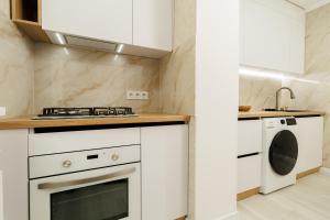 Η κουζίνα ή μικρή κουζίνα στο Cozy Stay in the Heart of City 1BR and Living Extendable sofa +13 φωτογραφίες