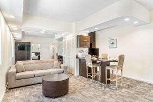 Kuchyň nebo kuchyňský kout v ubytování Crystal Beach Suites Miami Oceanfront Hotel