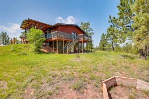 una casa grande en la cima de una colina con césped en 3 Mi to Dtwn Mtn-View Retreat in Hot Springs!, en Hot Springs