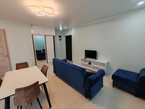 Μια τηλεόραση ή/και κέντρο ψυχαγωγίας στο Меликишвили 40 +4 φωτογραφίες