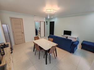 Μια τηλεόραση ή/και κέντρο ψυχαγωγίας στο Меликишвили 40