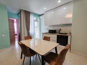 Η κουζίνα ή μικρή κουζίνα στο Меликишвили 40