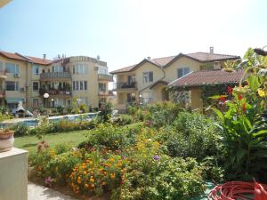 クラネヴォにあるFamily Hotel Radkaの花々と家々を背景にした庭園