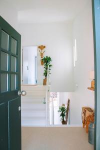 En eller flere senge i et værelse på Just Like Home - Guarda Rios