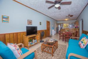 TV a/nebo společenská místnost v ubytování Roatan Ocean View - ground floor apts