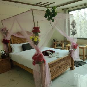 Postel nebo postele na pokoji v ubytování Arcadian Resort Skardu