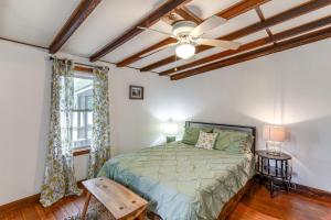 Ένα ή περισσότερα κρεβάτια σε δωμάτιο στο Lake Wateree Retreat Dock and Screened Porch!