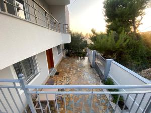 einen Gehweg, der zu einem Gebäude mit Balkon führt in der Unterkunft Hajdini Apartament & Studios in Sarandë
