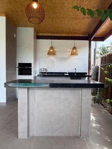 Η κουζίνα ή μικρή κουζίνα στο casa perfeita a 150m da praia com 6 suítes