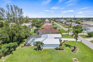 珊瑚角Villa Yvonne的公园内建筑物的空中景观