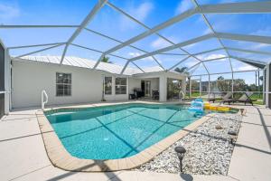 珊瑚角Villa Yvonne的屋顶房屋内的游泳池