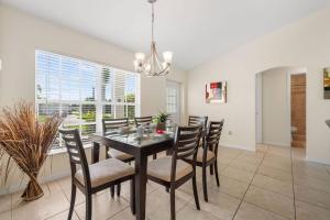 珊瑚角Villa Yvonne的配有黑色桌子和椅子的餐厅