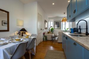 una cucina con tavolo e tovaglia bianca di Cozy Beach Apartment a Estoril