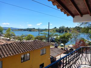 balcone con vista sull'acqua. di Hotel Lagos de Guatape a Guatapé