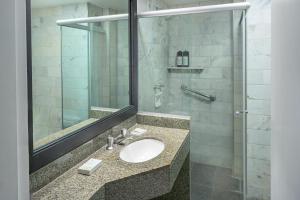 Um banheiro em Bourbon Hotel & Suites Curitiba