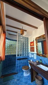 un bagno piastrellato blu con un water e un lavandino di Hostería Mandála a Puerto López