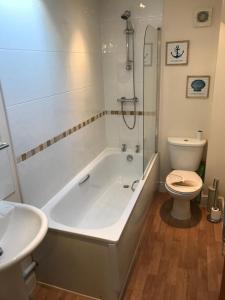 Ένα μπάνιο στο Watchet Cottage