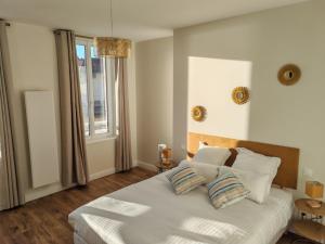 une chambre avec un lit avec des oreillers et une fenêtre dans l'établissement Sea view, à Étretat