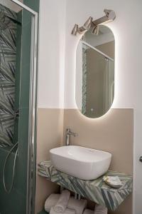 un bagno con lavandino e specchio di My Apulian Home in Polignano a Mare a Polignano a Mare Altre 32 foto