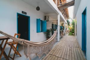 a hammock on the porch of a house at Pousada Kiarô Caraíva in Caraíva